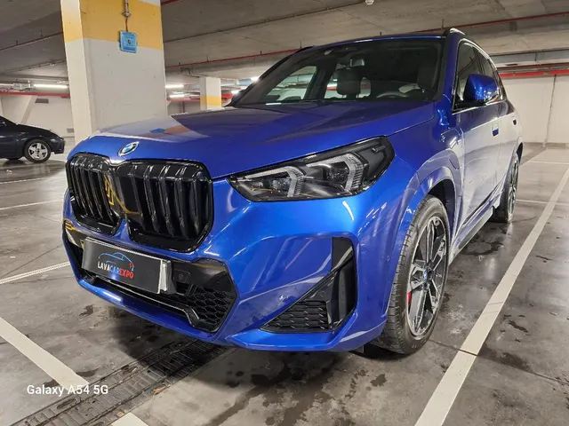 SUV BMW limpo e seco após lavagem na Lavacarexpo, Gare do Oriente