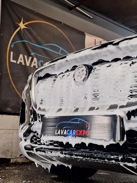 SUV BMW com espuma durante lavagem manual na Lavacarexpo, Oriente