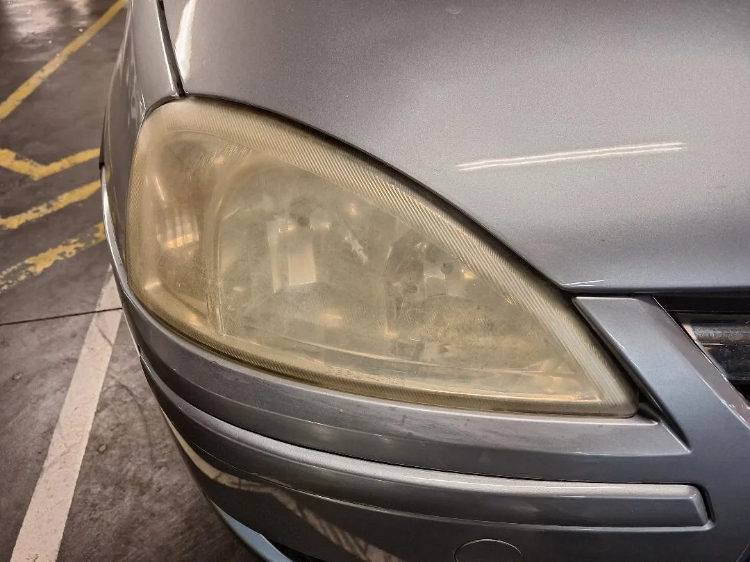 Farol baço e amarelado antes da revitalização na Lavacarexpo, Lisboa