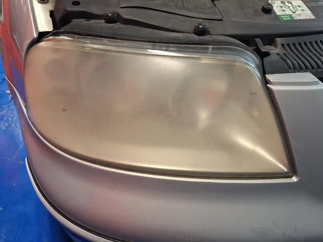 Farol desgastado antes da revitalização na Lavacarexpo, Oriente