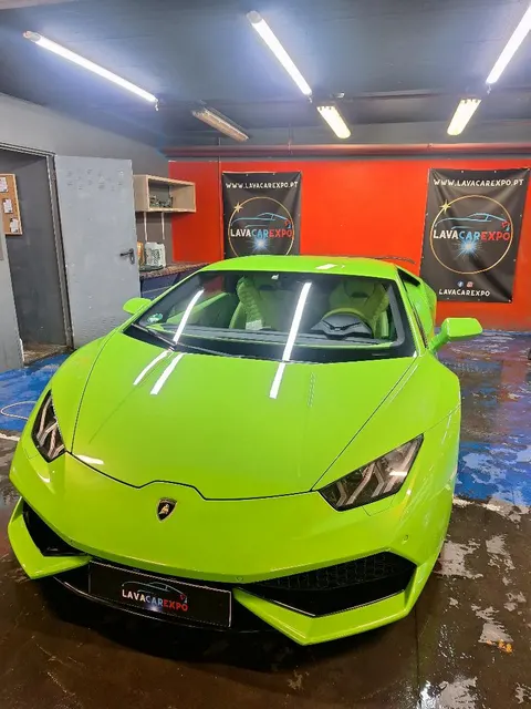 Lamborghini impecável após lavagem premium na Lavacarexpo, Parque das Nações