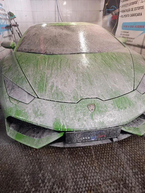 Lamborghini coberto de espuma durante lavagem manual na Lavacarexpo, Lisboa