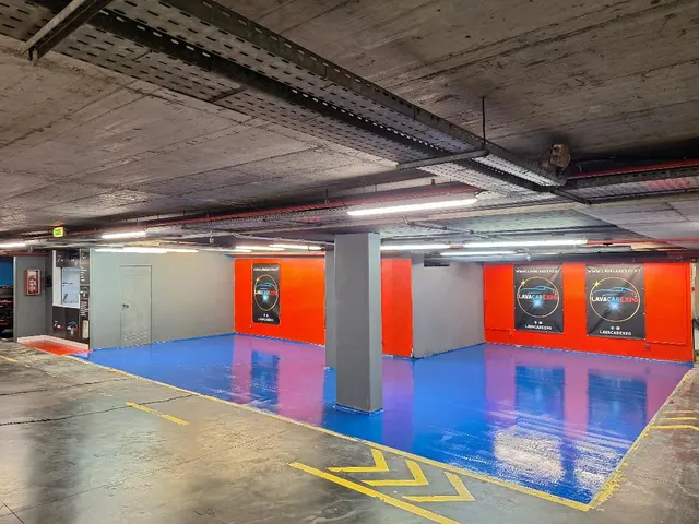 Instalações da Lavacarexpo na Gare do Oriente, Lisboa, com boxes de lavagem auto